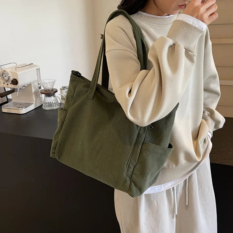 Bolso tote de corderoy con correa ajustable y cierre