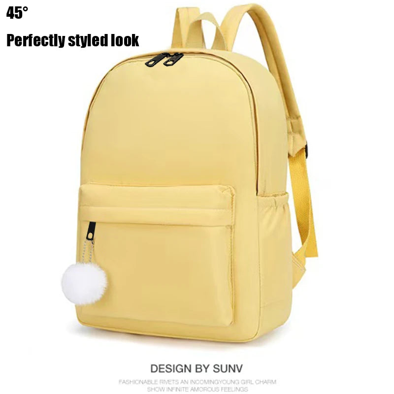 Mochila de nylon con pompón decorativo