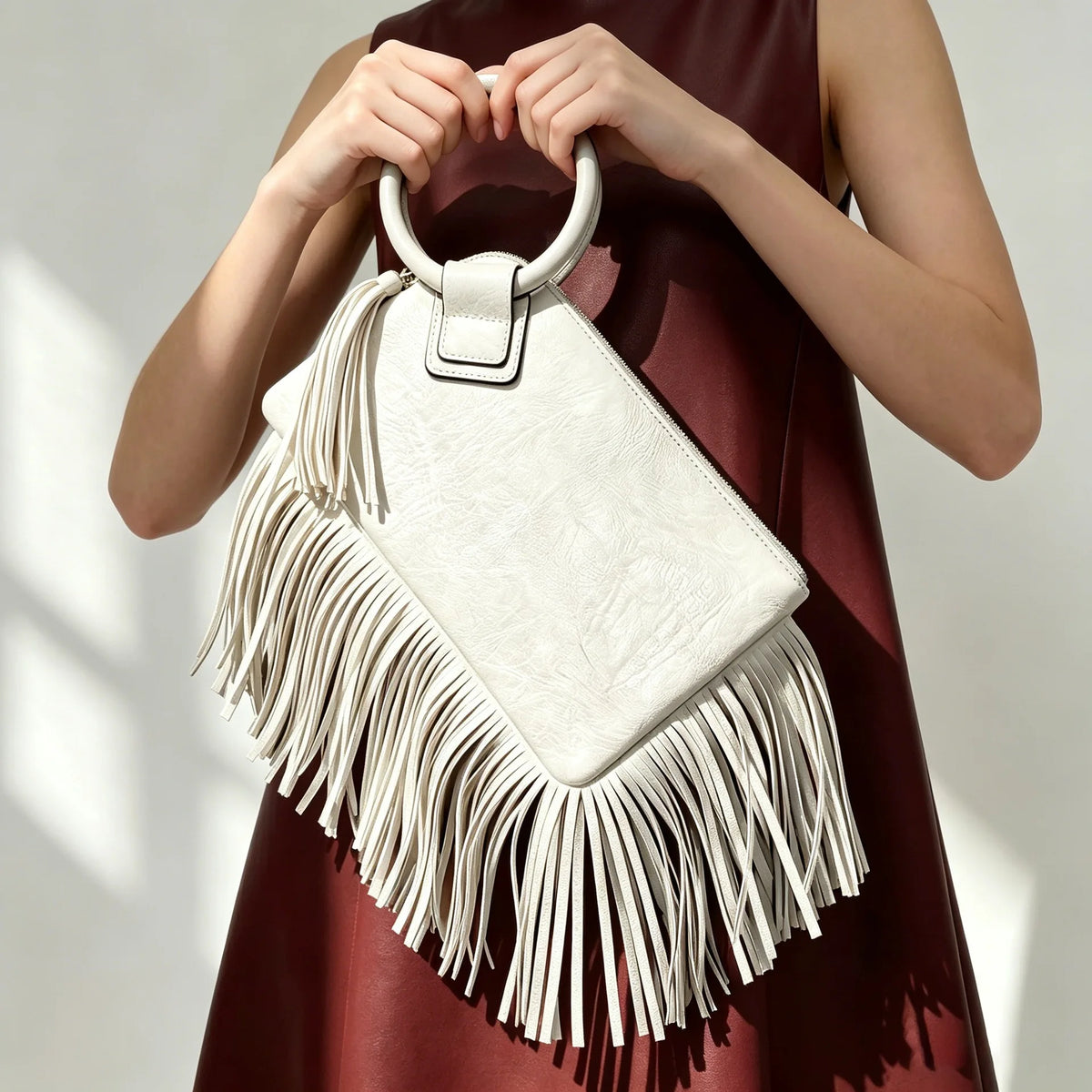 Cartera de mano suave con flecos y cierre