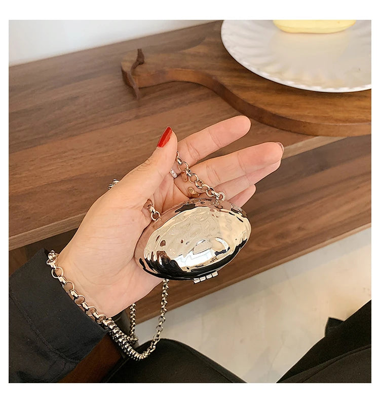 Minaudière metálica mini con cadena cruzada