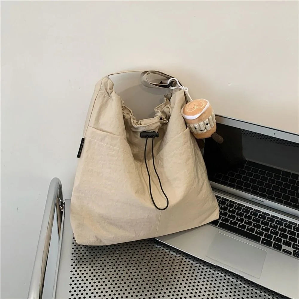 Cartera balde de nylon con cordón y dije opcional