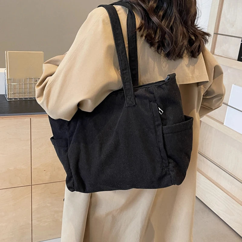 Bolso tote de corderoy con correa ajustable y cierre