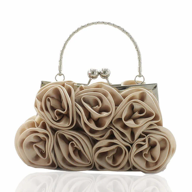 Minaudière rígida con detalle floral y cadena