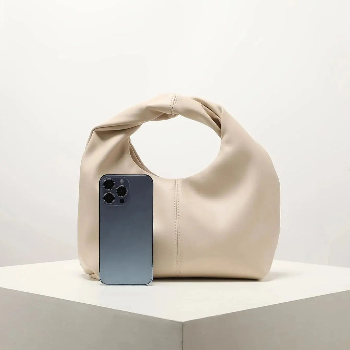 Cartera cuadrada suave con asa retorcida