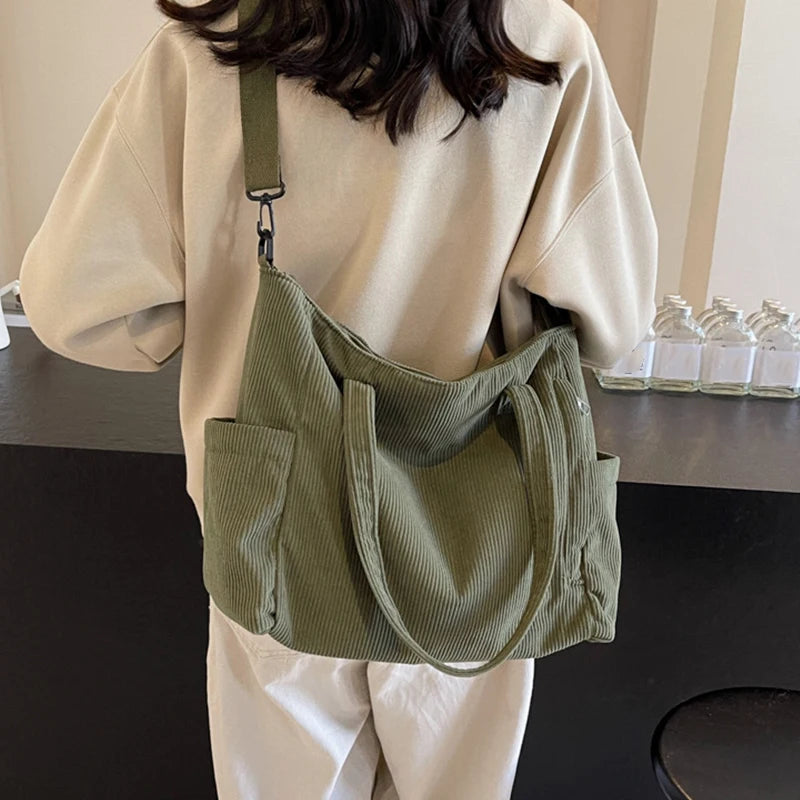 Bolso tote de corderoy con correa ajustable y cierre