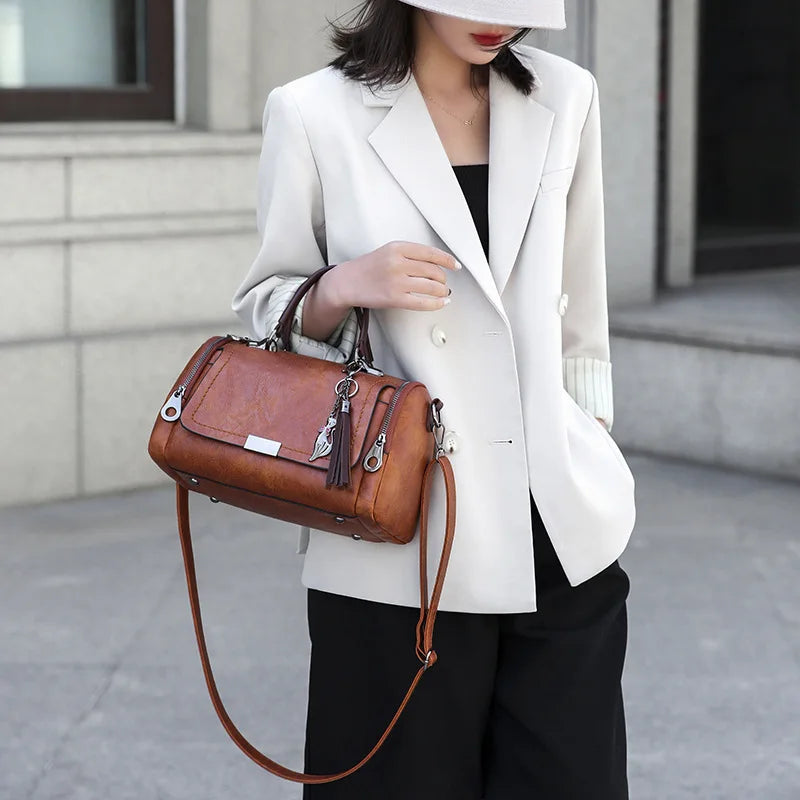 Cartera Boston con borla y correa desmontable