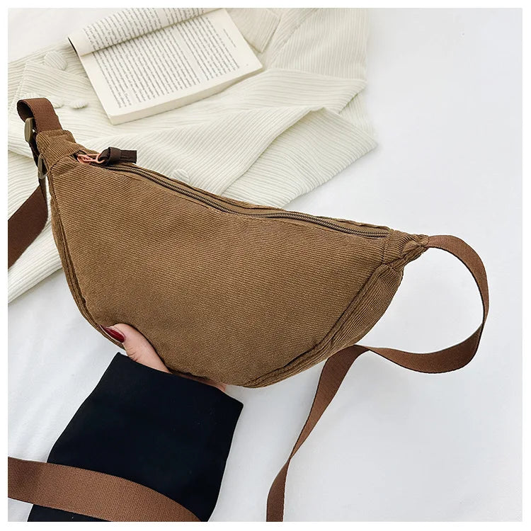 Cartera hobo de corderoy con correa regulable