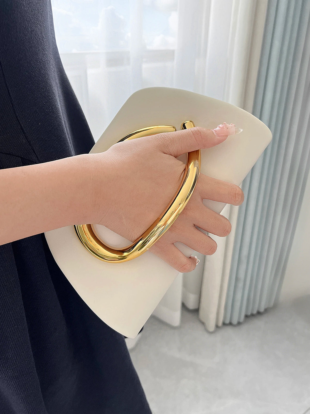 Clutch tipo caja con broche dorado y cadena