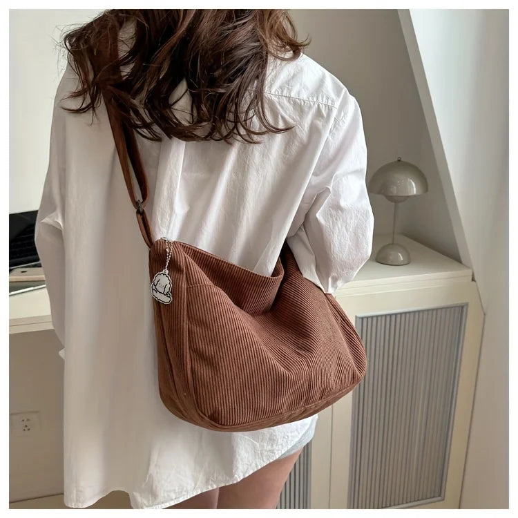 Bolso de hombro de corderoy con bolsillos y cierre