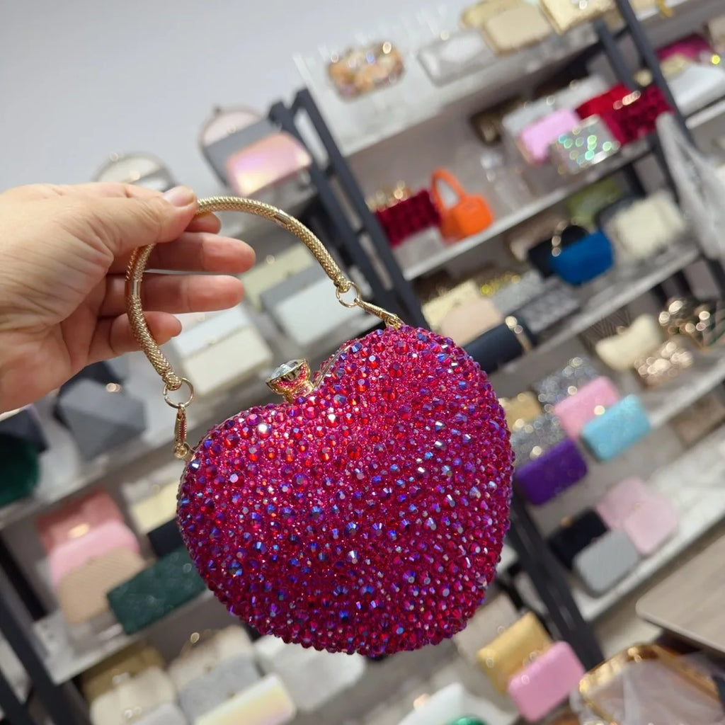 Clutch metálico de corazón con strass