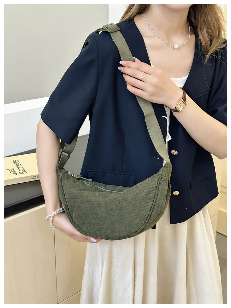 Cartera hobo de corderoy con correa regulable