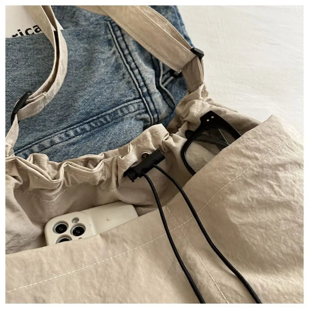 Cartera balde de nylon con cordón y dije opcional