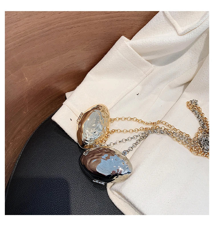 Minaudière metálica mini con cadena cruzada
