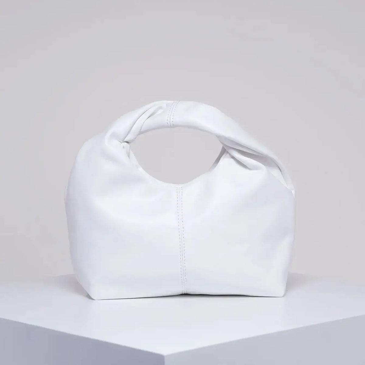 Cartera cuadrada suave con asa retorcida