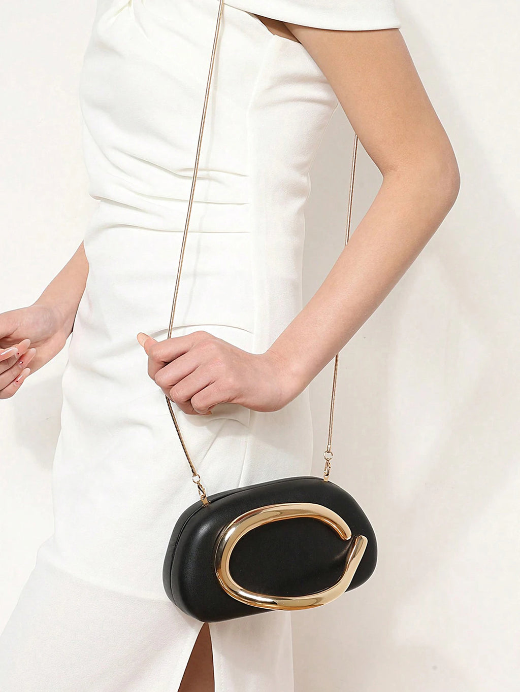 Clutch ovalado de fiesta con cadena y cierre metálico