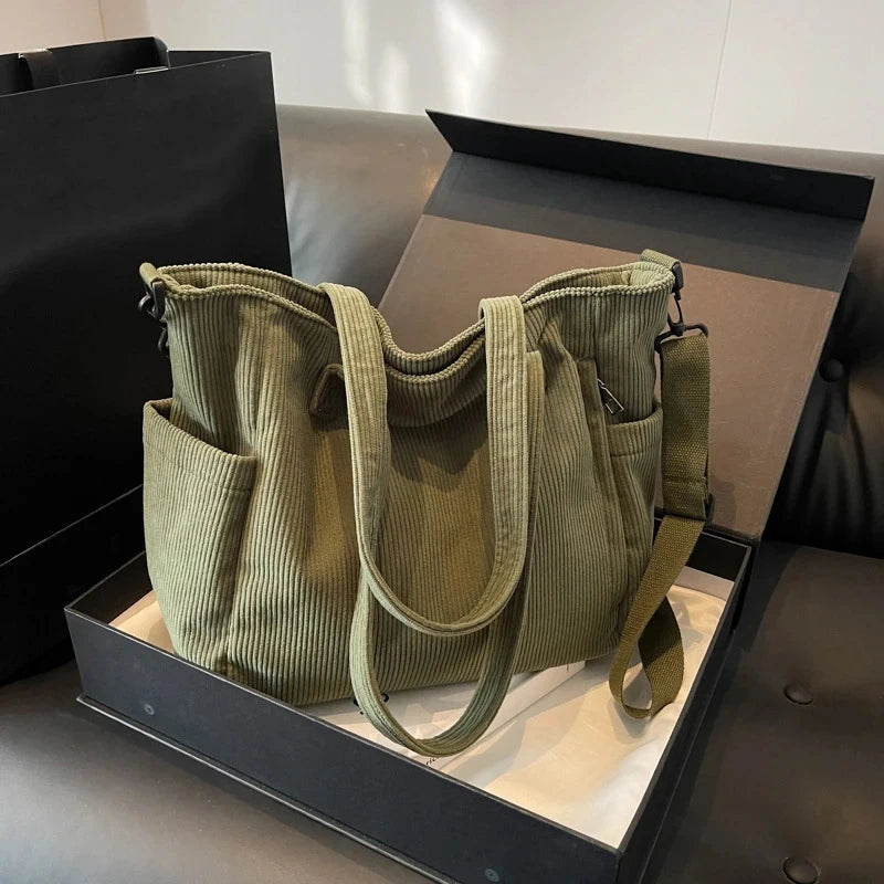Bolso tote de corderoy con correa ajustable y cierre
