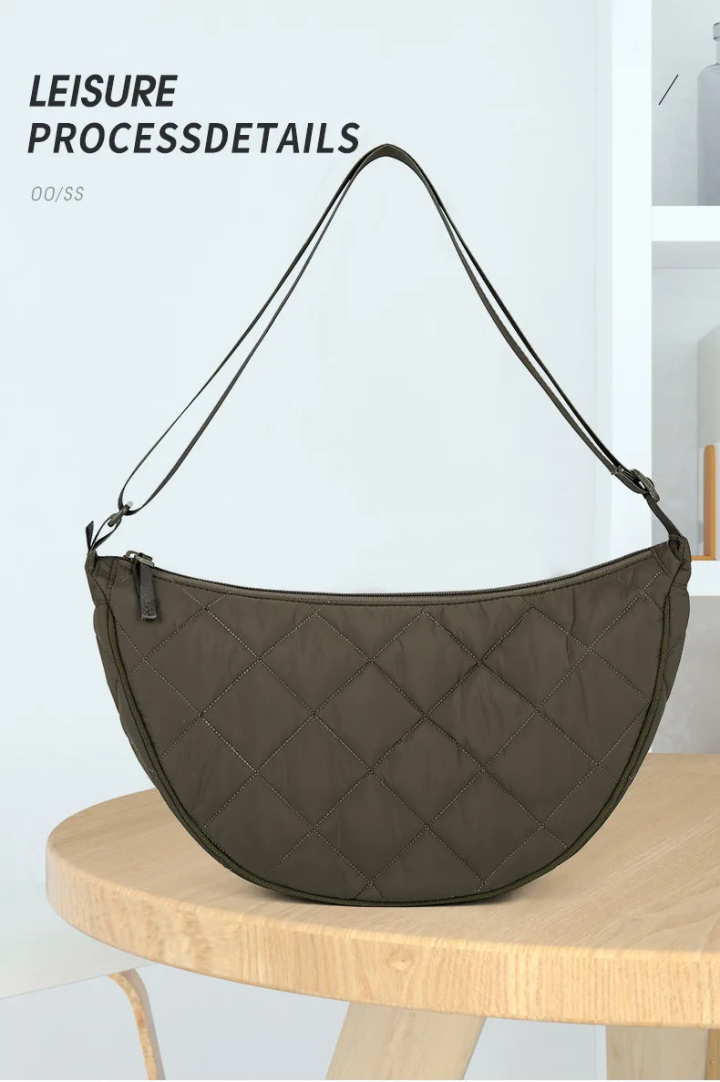 Cartera hobo de nylon con diseño acolchado en rombos