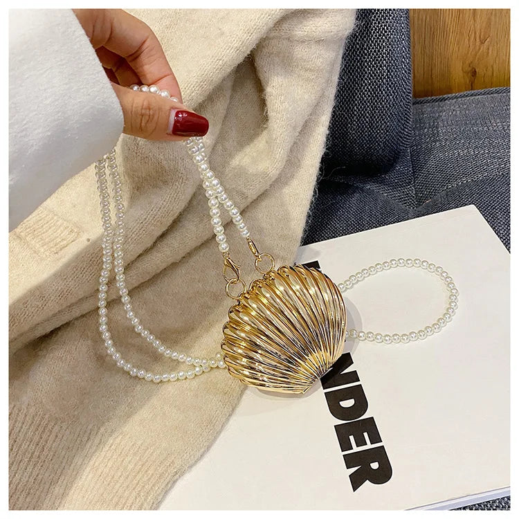 Minaudière metálica mini con cadena cruzada