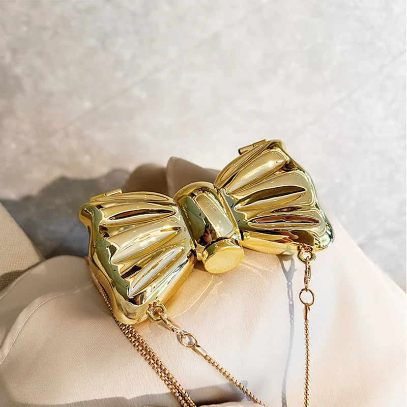 Minaudière mini con forma de moño y cadena