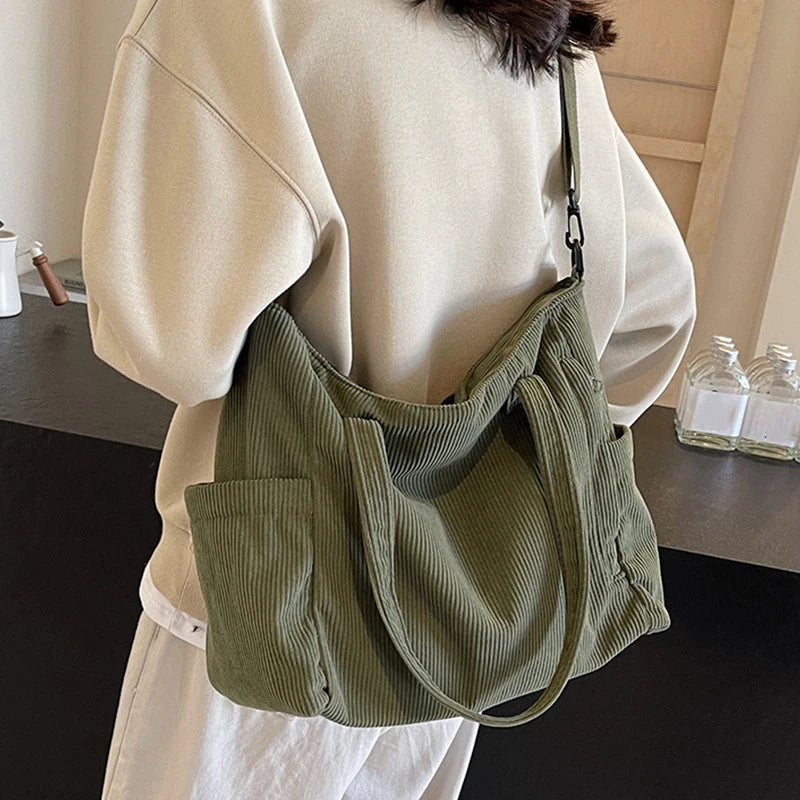 Bolso tote de corderoy con correa ajustable y cierre