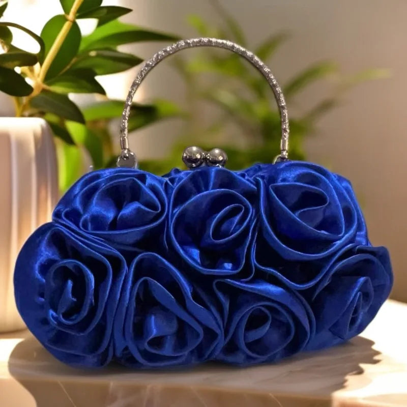 Minaudière rígida con detalle floral y cadena