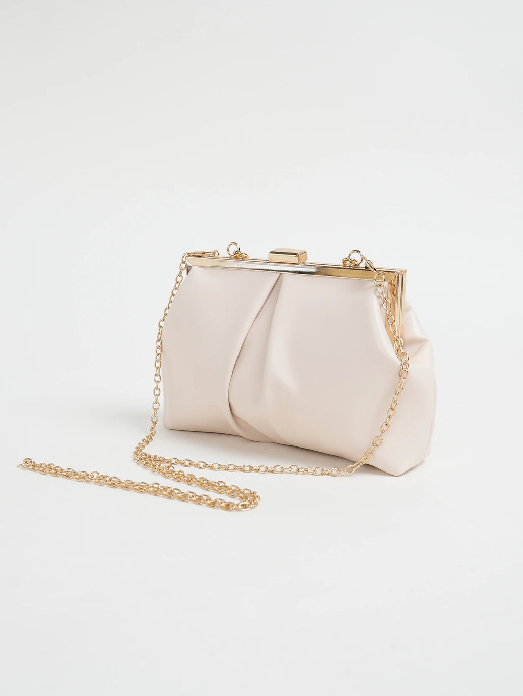 Clutch plisado con broche de marco y cadena