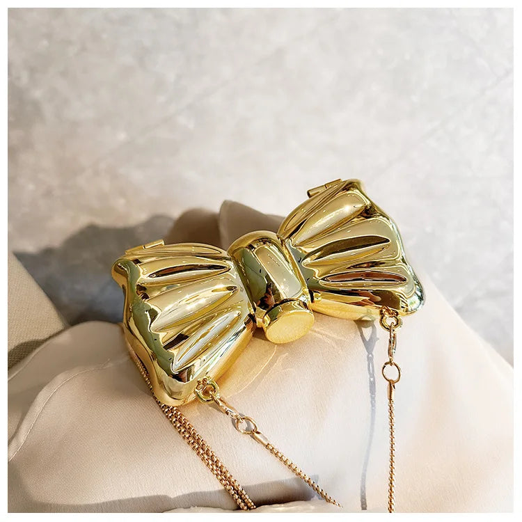 Minaudière mini con forma de moño y cadena