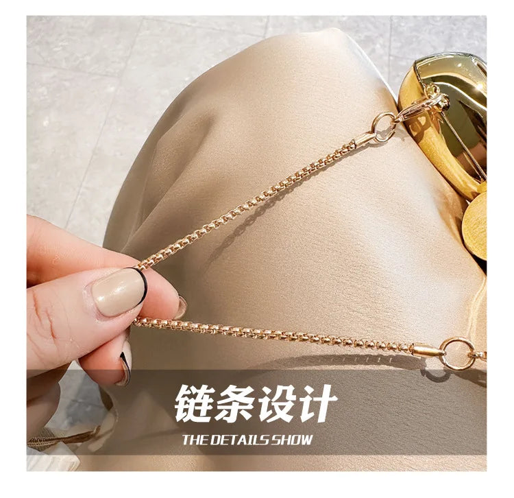 Minaudière mini con forma de moño y cadena