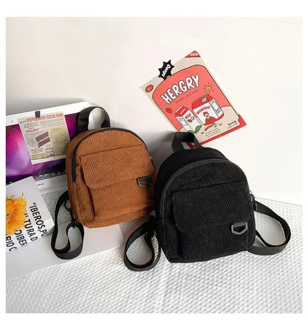 Mini mochila de corderoy con correa regulable