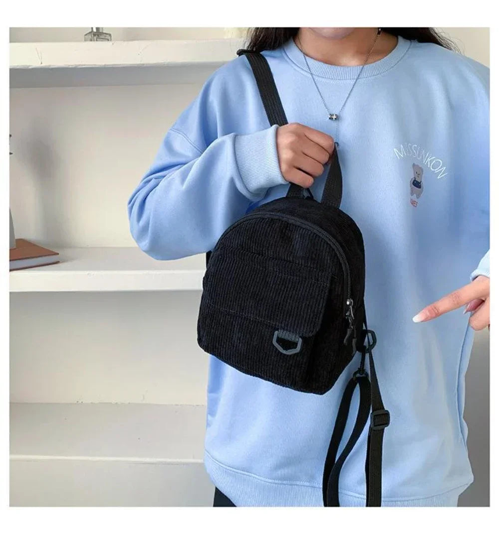 Mini mochila de corderoy con correa regulable