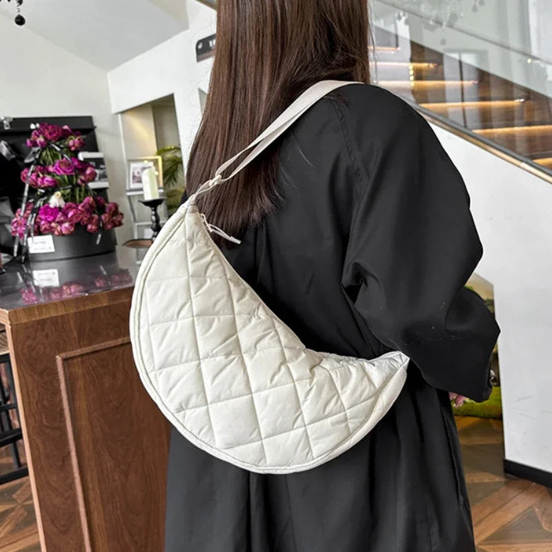 Cartera hobo de nylon con diseño acolchado en rombos