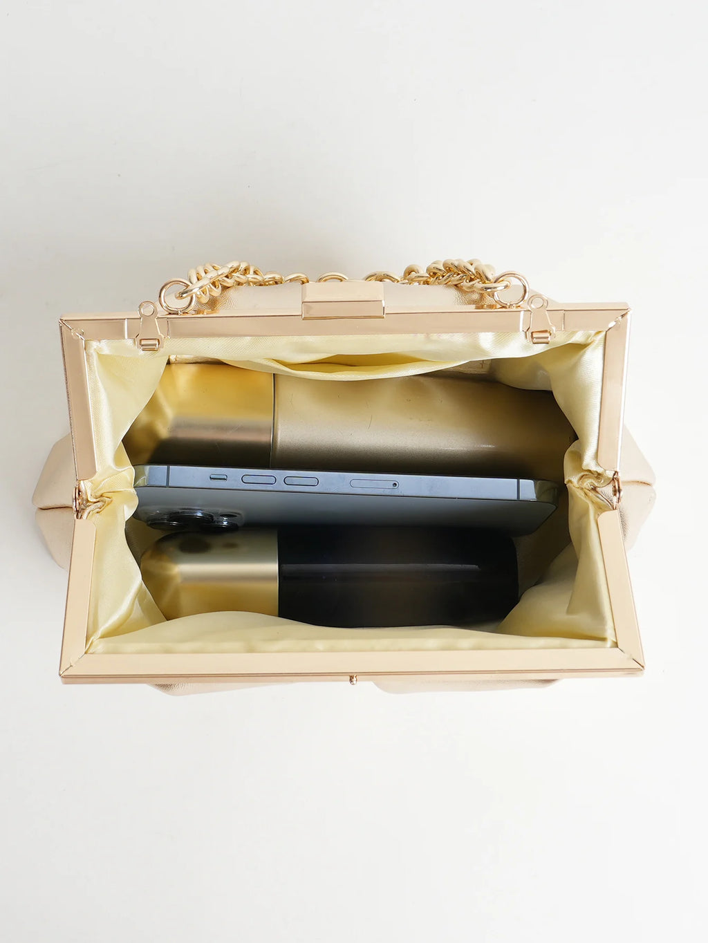Clutch plisado con broche de marco y cadena