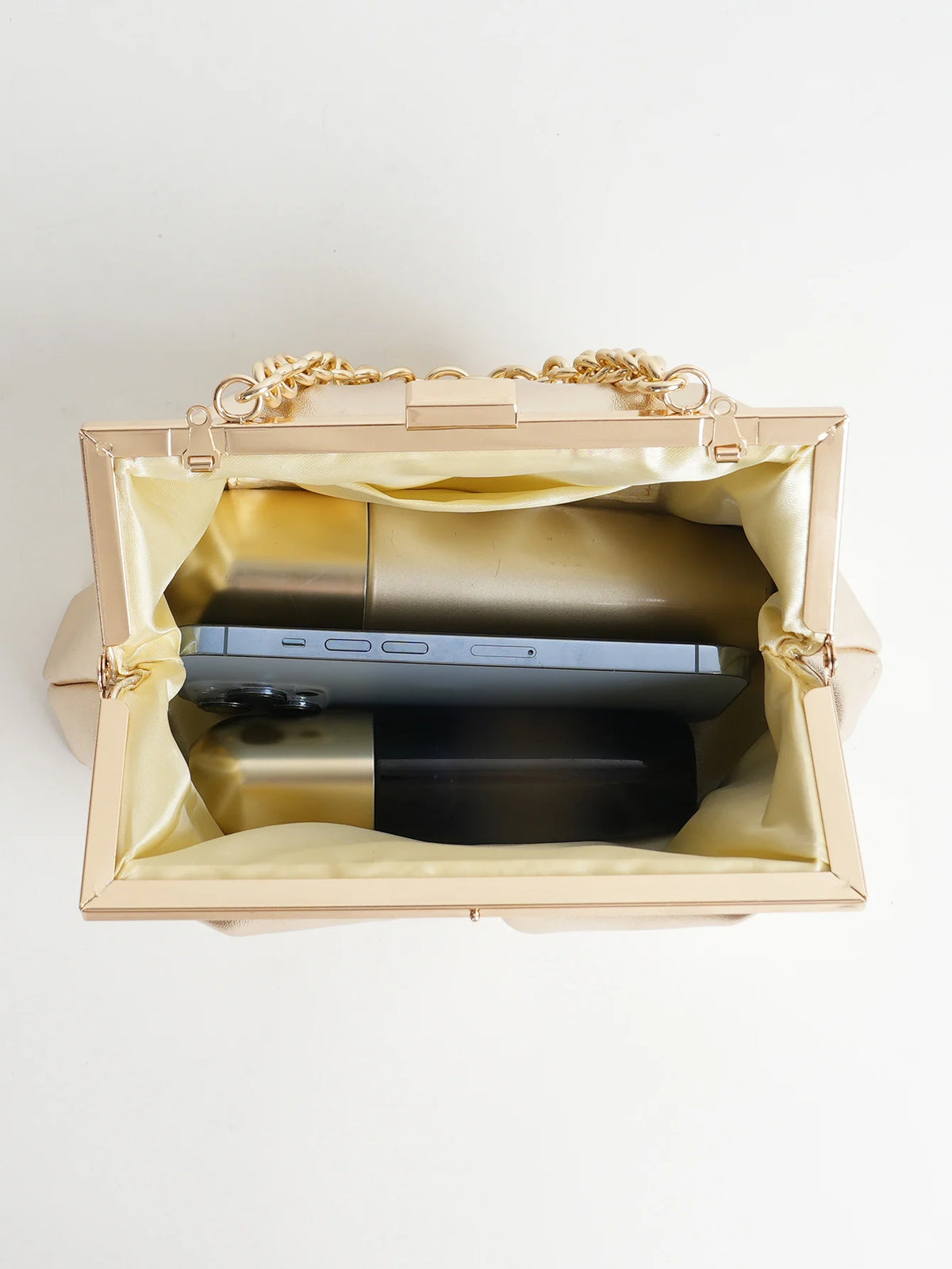 Clutch plisado con broche de marco y cadena