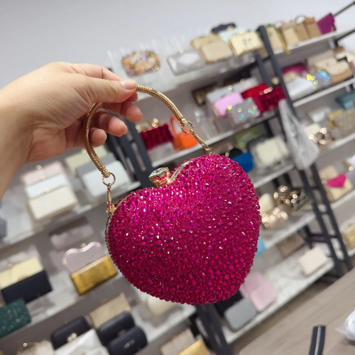 Clutch metálico de corazón con strass