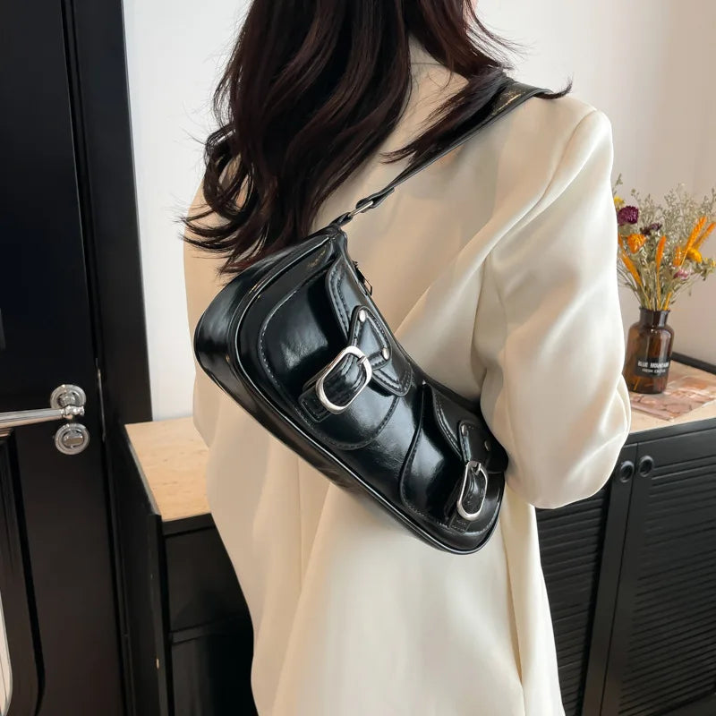 Cartera baguette de PU con bolsillos y tachas
