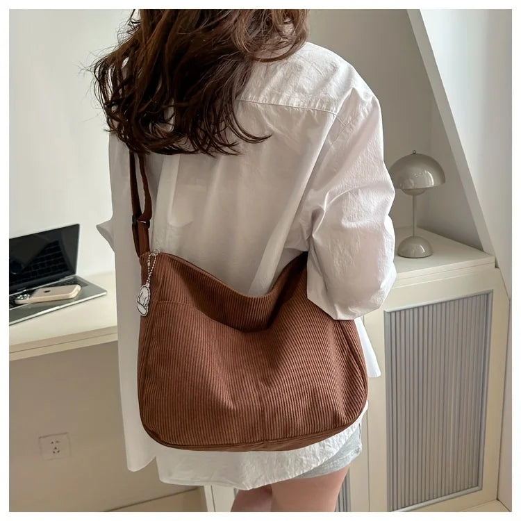 Bolso de hombro de corderoy con bolsillos y cierre