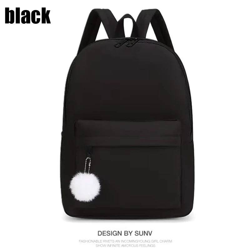 Mochila de nylon con pompón decorativo
