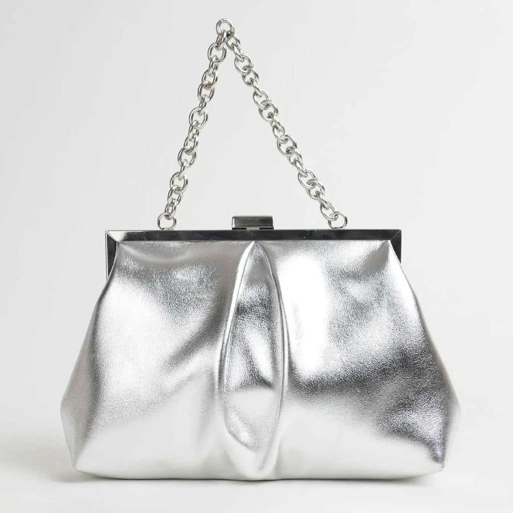 Clutch plisado con broche de marco y cadena