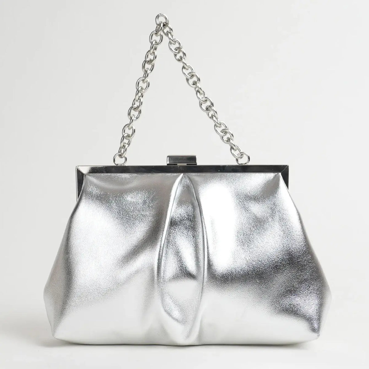 Clutch plisado con broche de marco y cadena