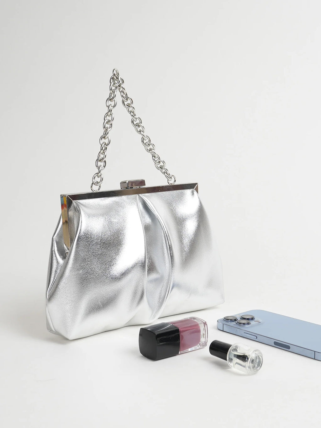 Clutch plisado con broche de marco y cadena