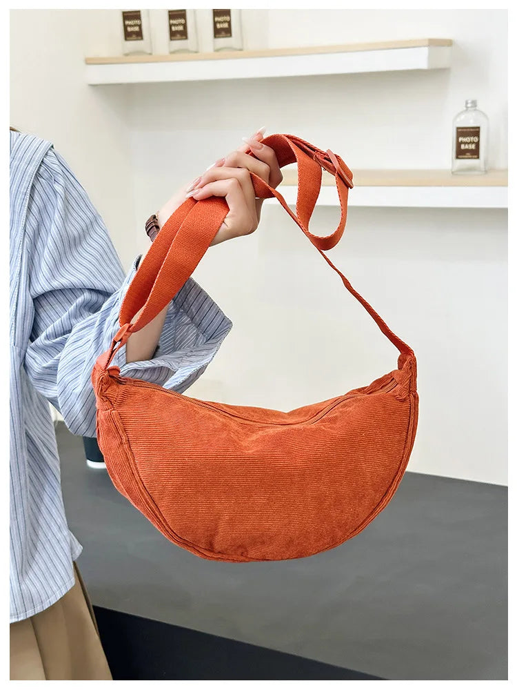 Cartera hobo de corderoy con correa regulable