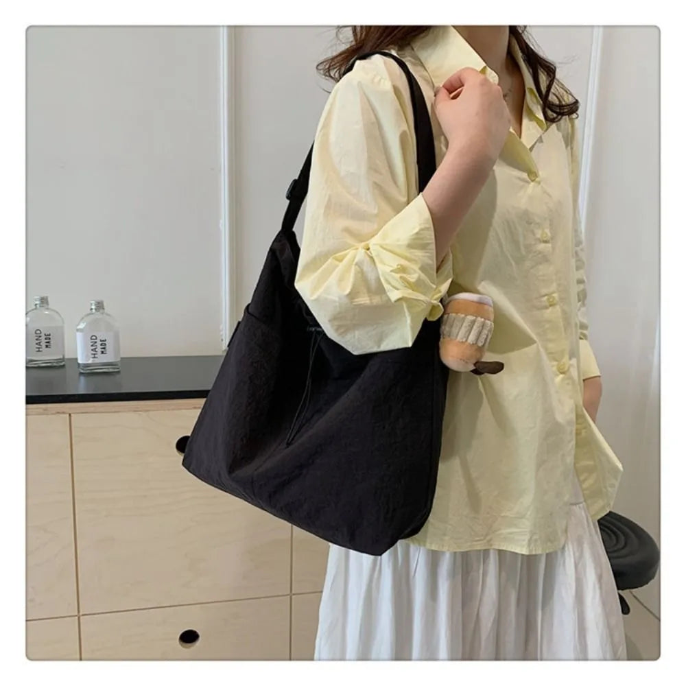 Cartera balde de nylon con cordón y dije opcional