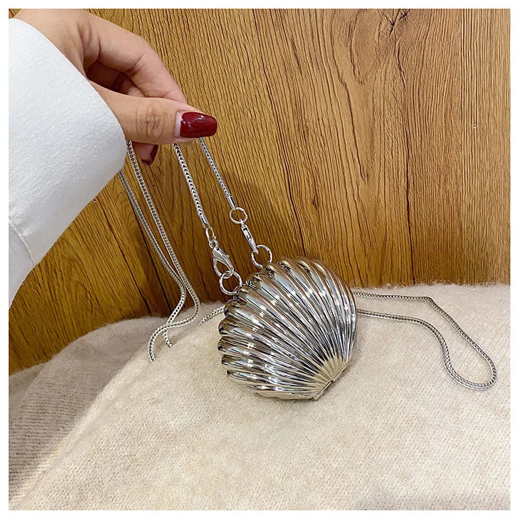 Minaudière metálica mini con cadena cruzada