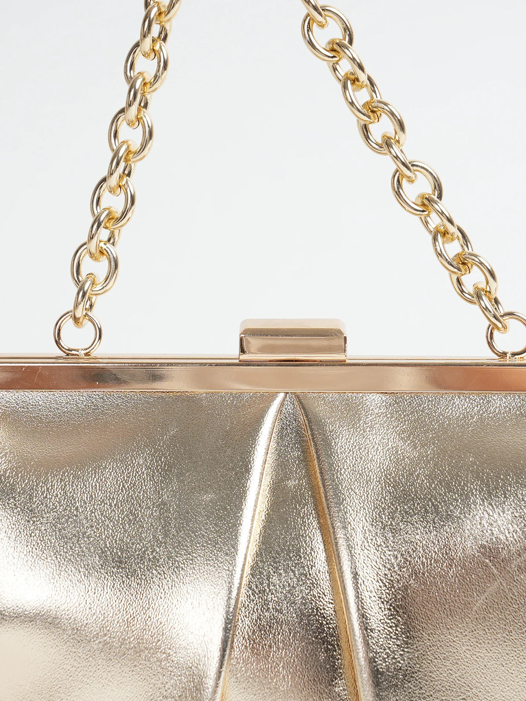 Clutch plisado con broche de marco y cadena