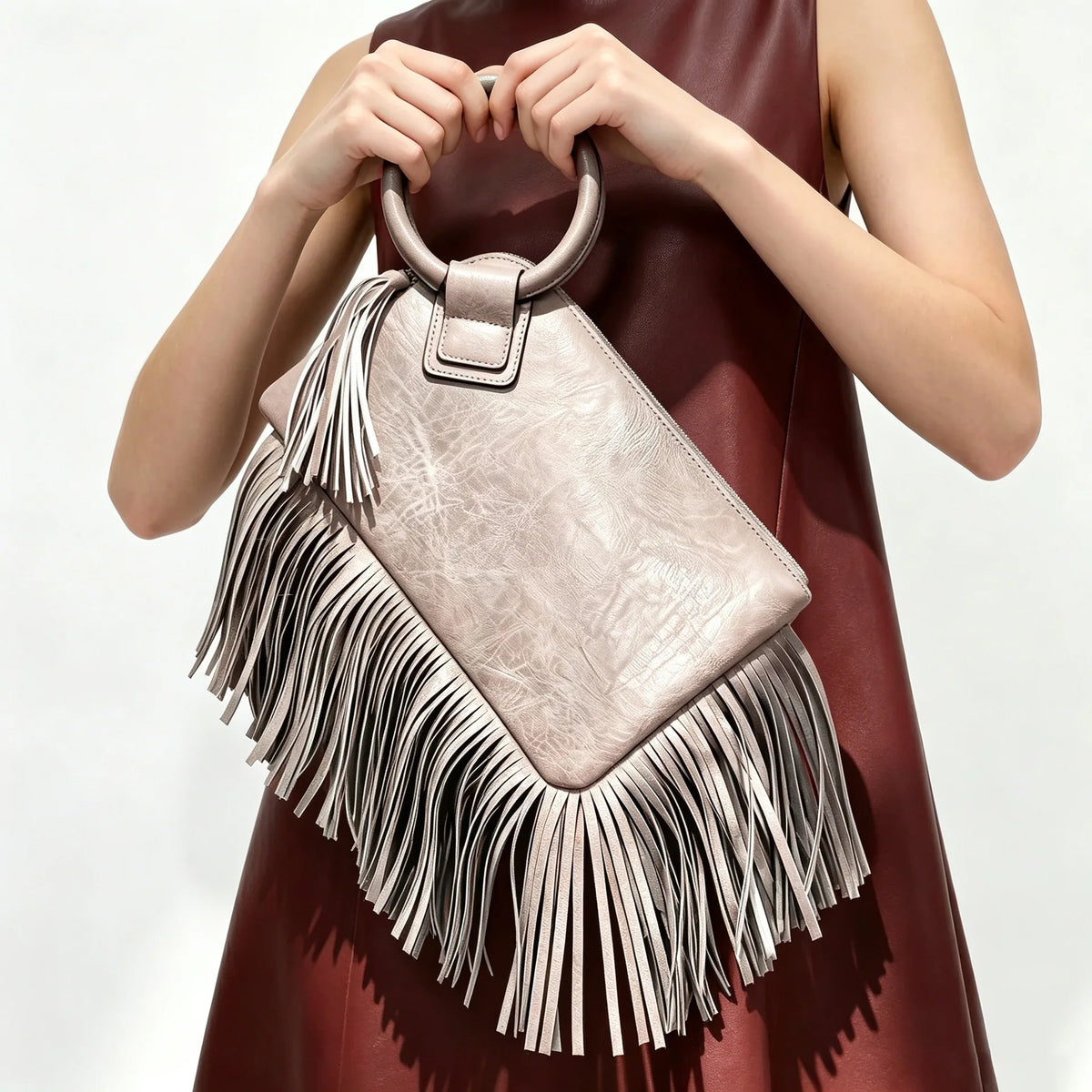 Cartera de mano suave con flecos y cierre