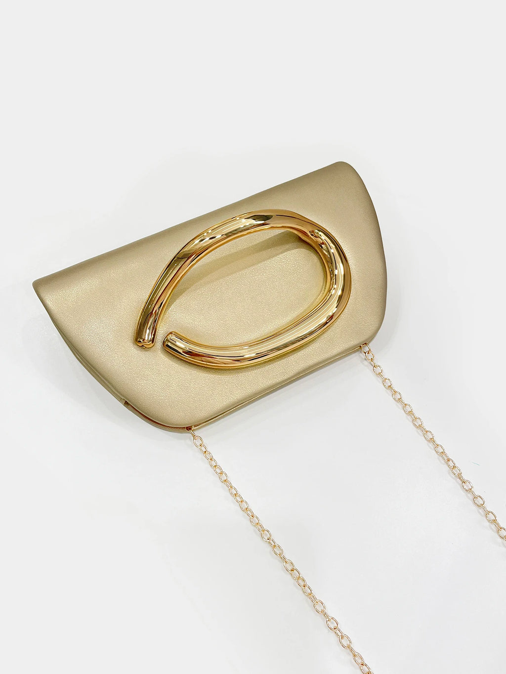 Clutch tipo caja con broche dorado y cadena