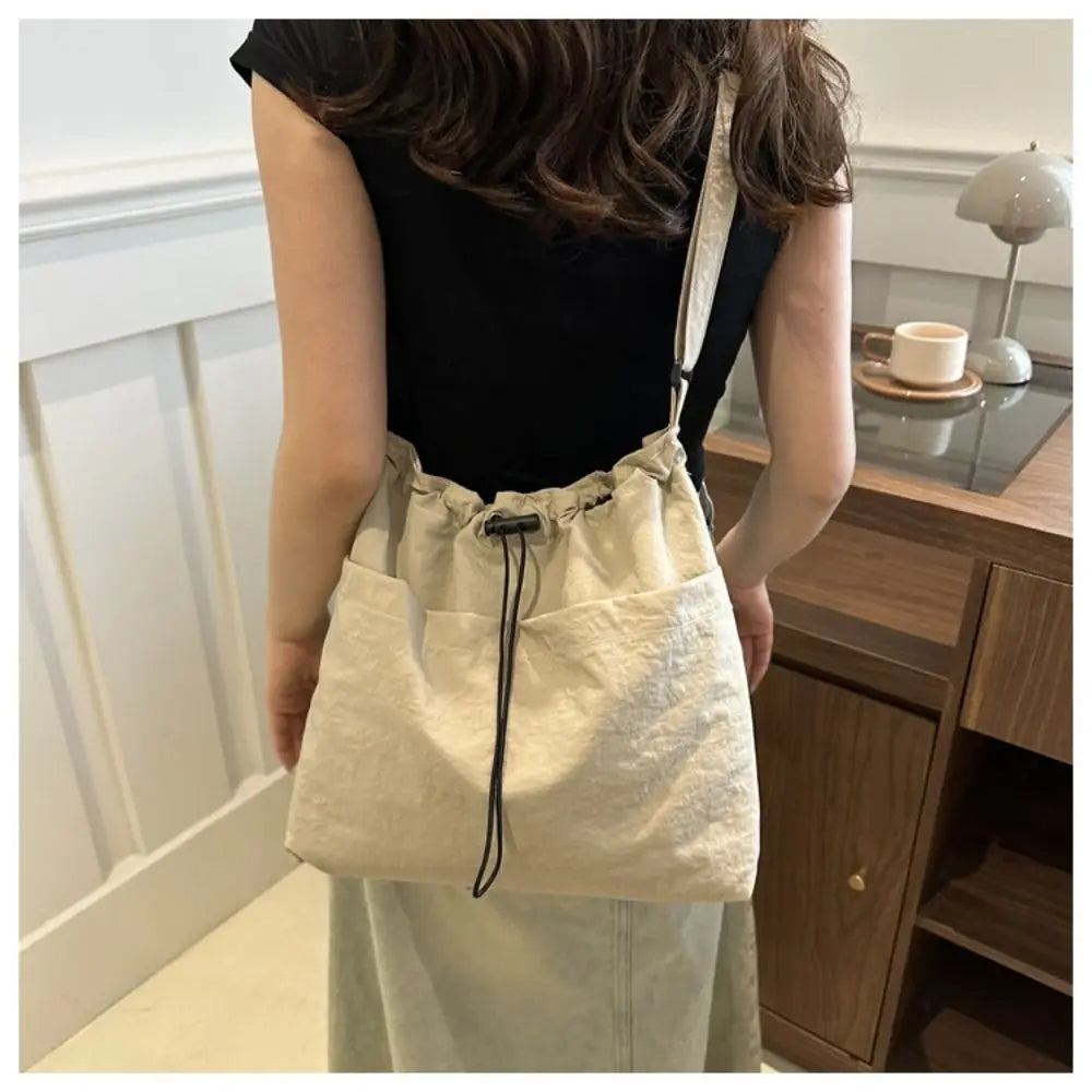 Cartera balde de nylon con cordón y dije opcional