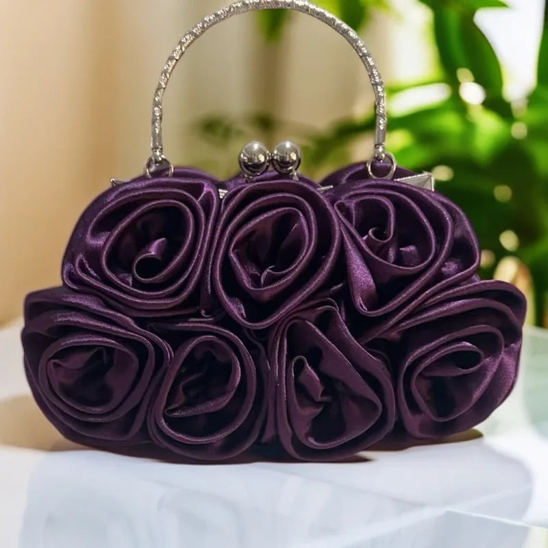 Minaudière rígida con detalle floral y cadena