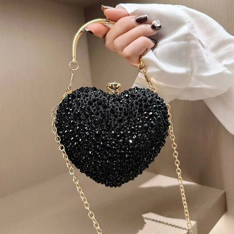 Clutch metálico de corazón con strass