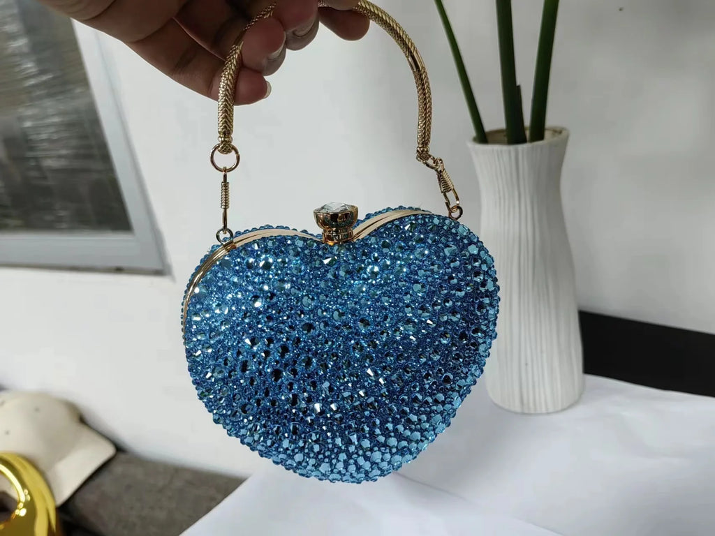 Clutch metálico de corazón con strass